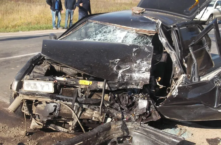 В Ярославской области иномарка столкнулась с автобусом