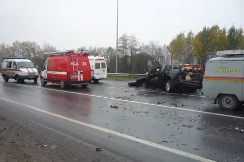 Под Ярославлем грузовик разнёс иномарку в хлам, водитель в реанимации