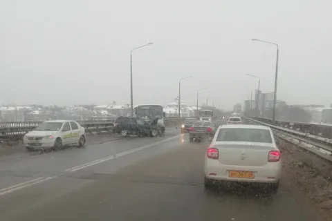 На Октябрьском мосту снова ДТП и пробка