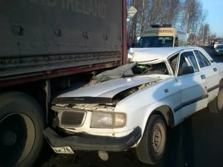 В Ярославле Волга врезалась в фуру - погиб один человек