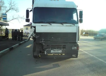 В Ростовском районе грузовик смял «Мерседес»