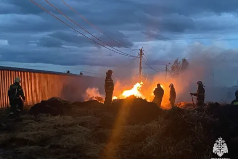 Под Ярославлем сгорели 64 рулона соломы
