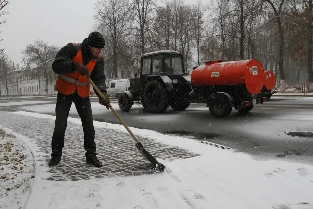 В Ярославле увеличивают количество снегоуборочной техники на улицах