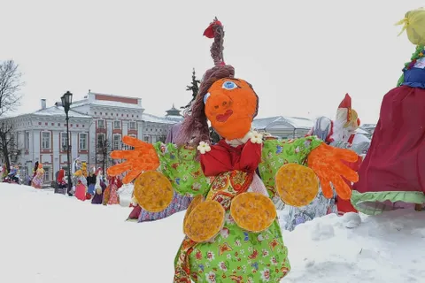 В центре Ярославля начался конкурс масленичных кукол. Фоторепортаж