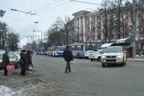 На улице Советской в Ярославле провалился асфальт. С фото
