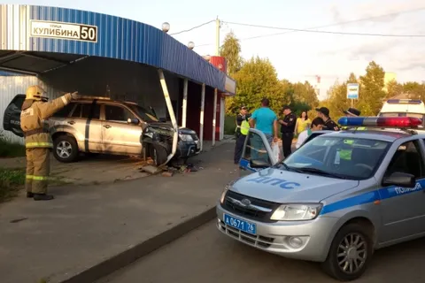 В Рыбинске внедорожник влетел в остановку: обошлось без пострадавших