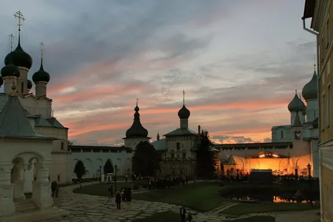 Жители Ростова Ярославской области услышали «Ростовскую сюиту». С фото