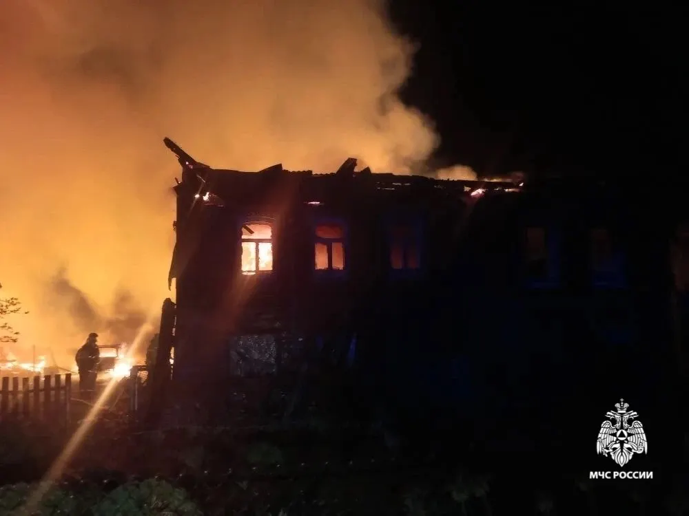 В МЧС назвали причину масштабного пожара в ярославской деревне