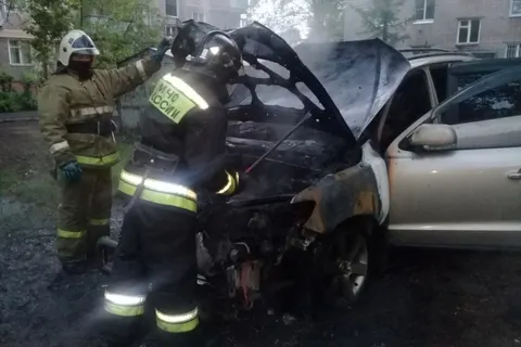 В Ярославле внедорожники горят как факела