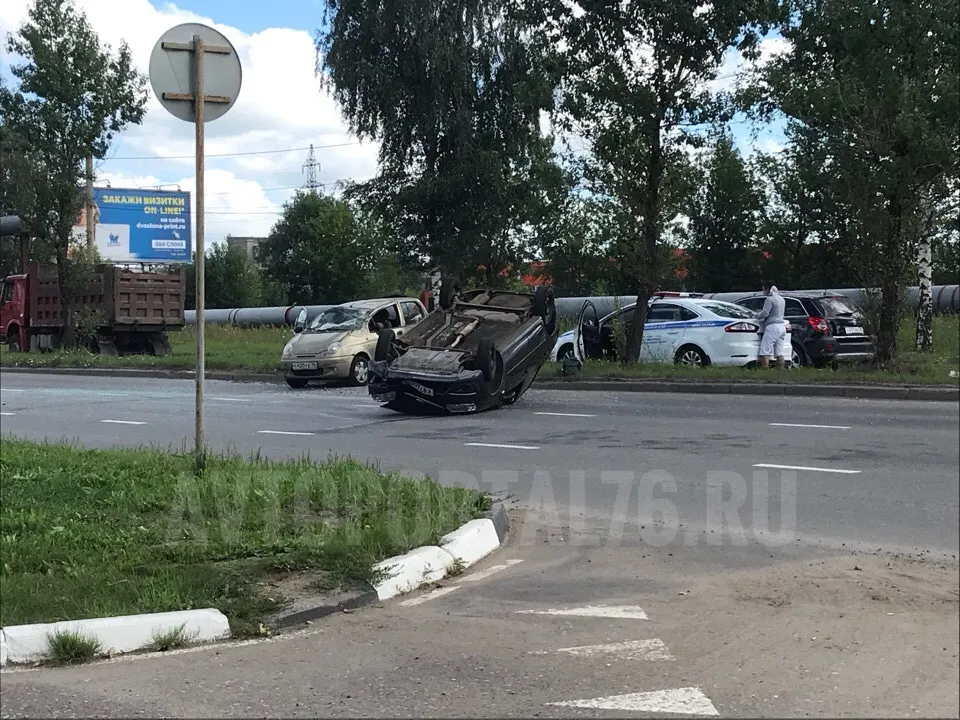 ДТП в Ярославле: одну машину отбросило, другая перевернулась, видео