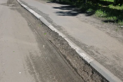 В Ярославле вдоль бордюров можно сажать картошку. Земли хватит