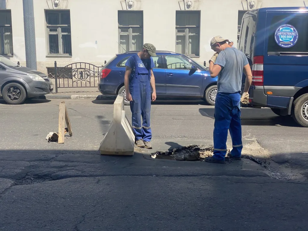 Провал в центре Ярославля начали ремонтировать