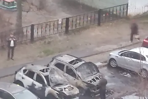 В Ярославле ночью сгорели две машины: видео