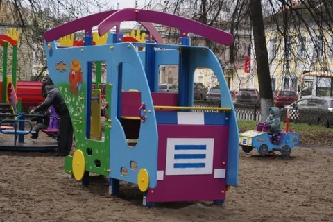 На Первомайском бульваре в Ярославле открылся новый детский городок
