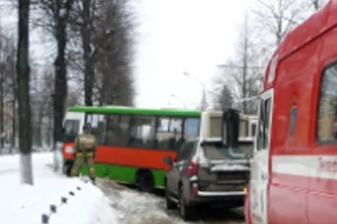 В Ярославле автобус с пассажирами врезался в дерево