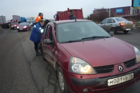 В Ярославле грузовики столкнулись с легковушками