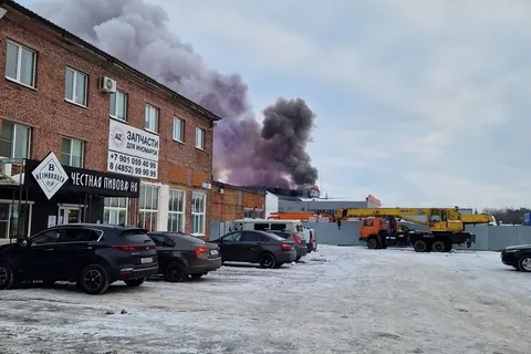 В Ярославле горит цех с картоном