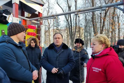 «На таком же погиб ребенок»: федеральная проверяющая осмотрела детские городки в Ярославле     