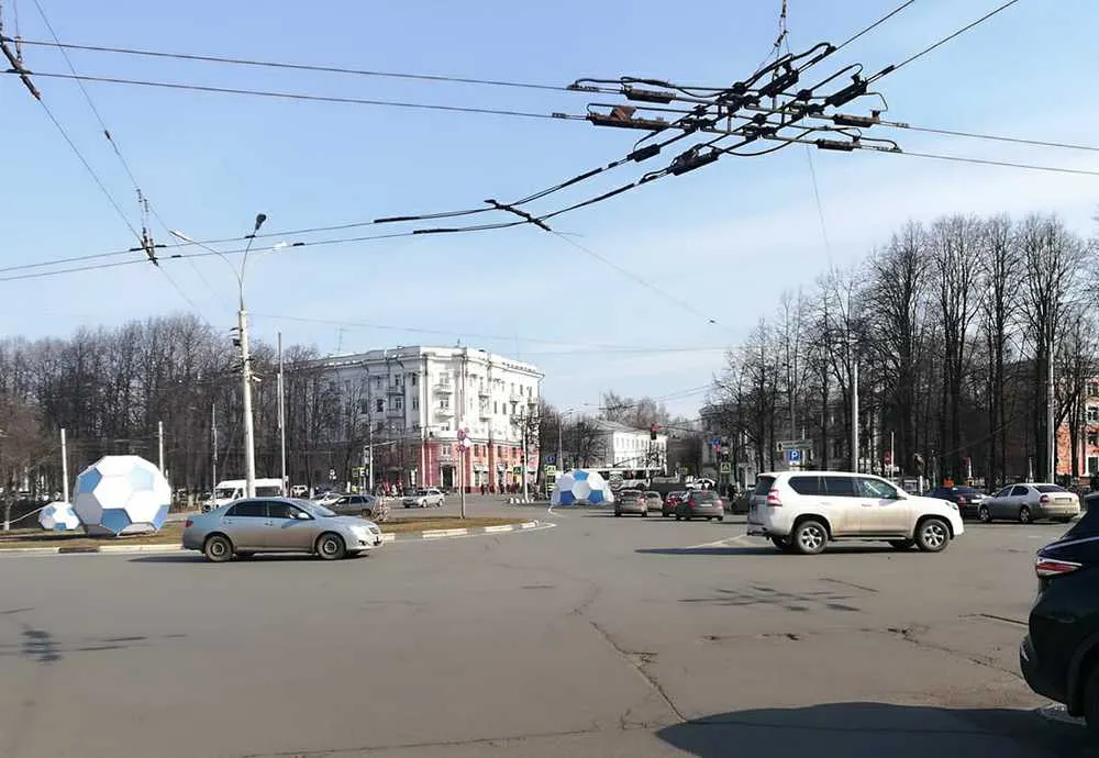 В центре Ярославля шквальный ветер унес огромный футбольный мяч