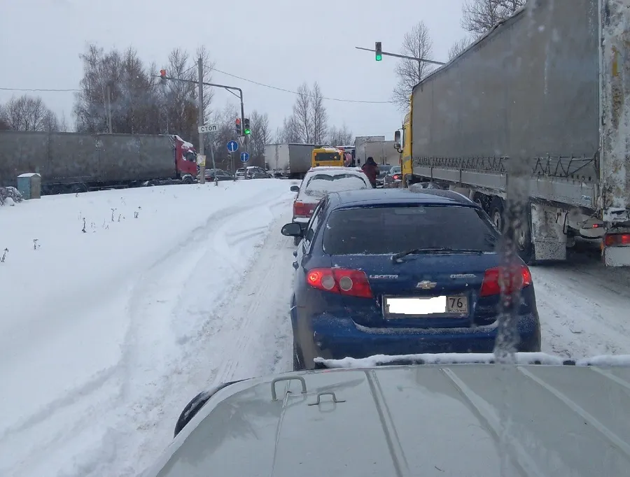 На окружной дороге в Ярославле образовалась большая пробка