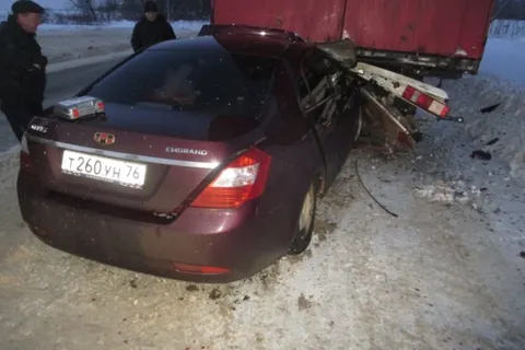 Чудесное спасение: ярославец выжил после ДТП с фурой