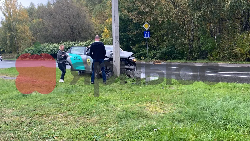 В Ярославле водитель врезался в столб на авто каршеринга