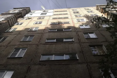 «Как в Европе»: в подъездах брагинской многоэтажки сделали стеклянные двери