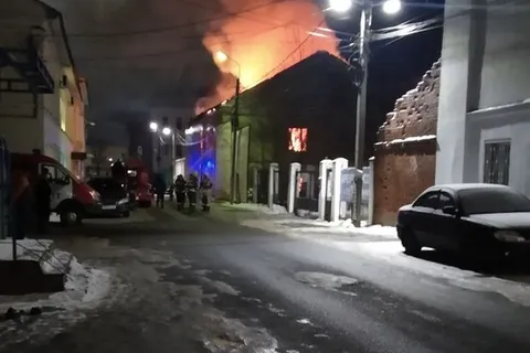 В центре Ярославля горит здание напротив бара «Афоня»