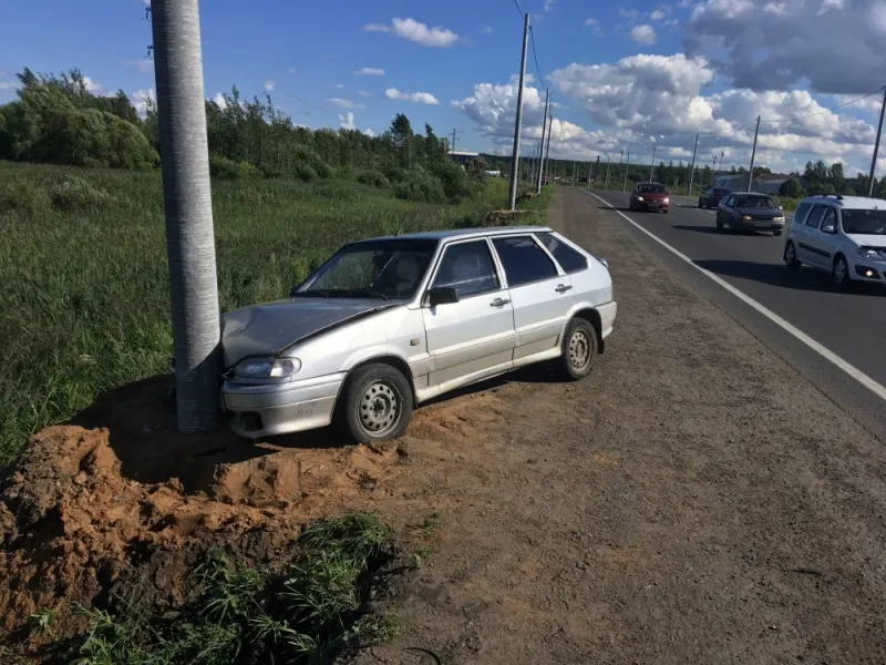 Под Ярославлем легковушка врезалась в столб
