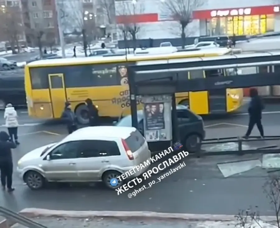 В Ярославле легковушка въехала в остановку