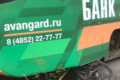 Велосипед искорежен: в Ярославле доставщик еды попал под трамвай