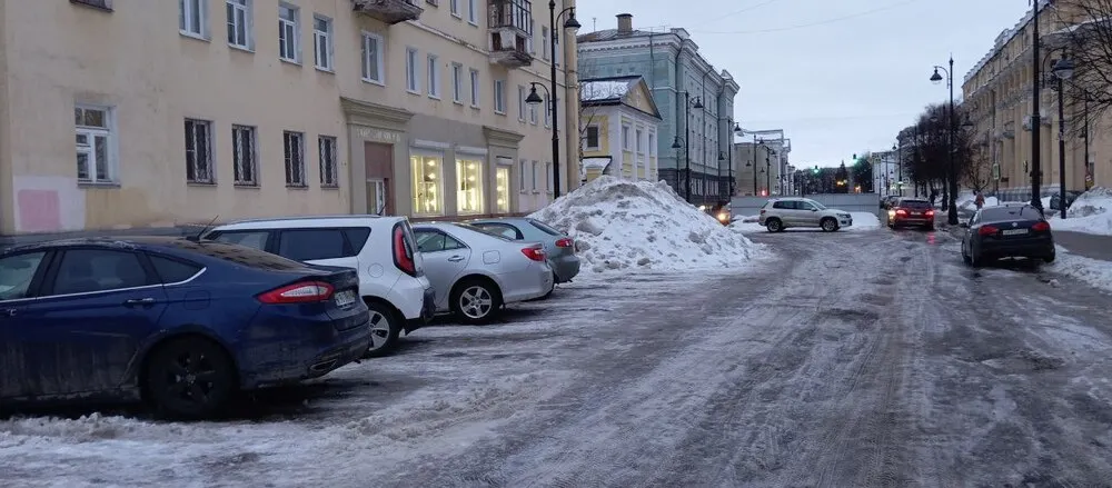 Ярославские водители заняли закрытую улицу под бесплатные парковки