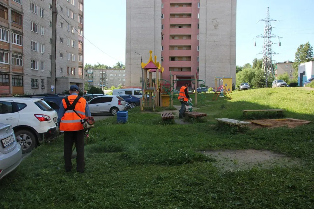 Во Фрунзенском районе проверили качество уборки дворов