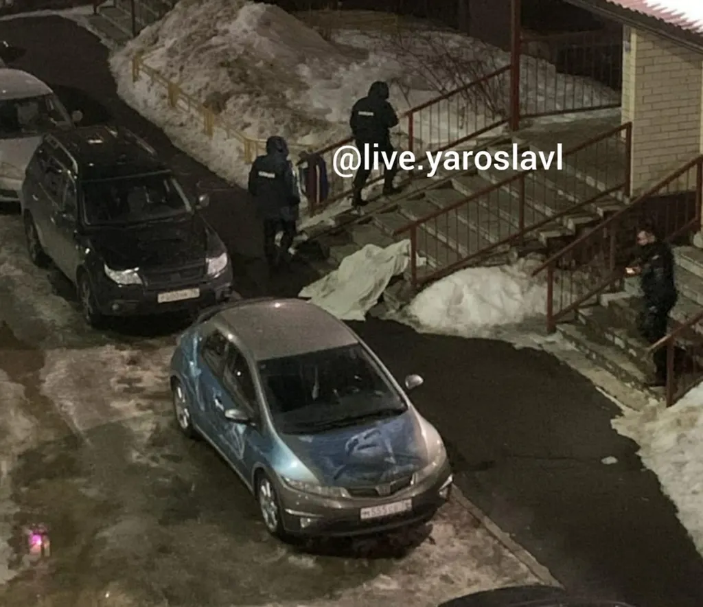 В Ярославле с двенадцатого этажа выпала 18-летняя девушка