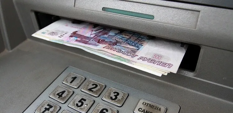 В Ярославле пенсионерка потеряла около банкомата 30 тысяч рублей