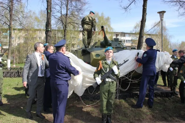 В Ярославле открыли памятник боевой машине десанта