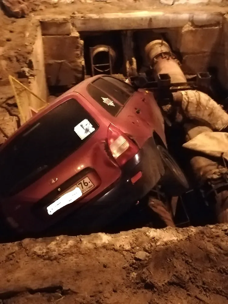 В Ярославле автомобиль «улетел» в коммунальную траншею