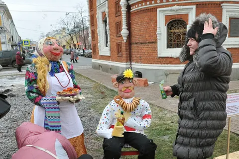 В Ярославле объели масленичных кукол. С фото
