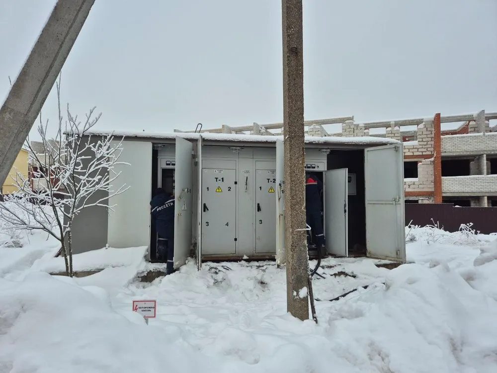 В поселке под Ярославлем восстанавливают электричество
