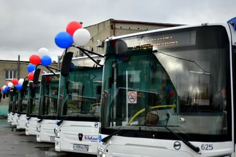 Мэр Ярославля вручил водителям ПАТП-1 ключи от новых автобусов: фото