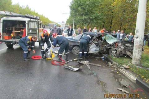 В Ярославле Mercedes врезался в столб