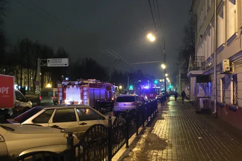 В центре Ярославля горит здание военного комиссариата: фото