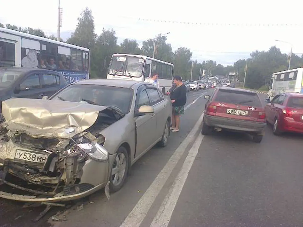 На Октябрьском мосту в Ярославле столкнулись три иномарки