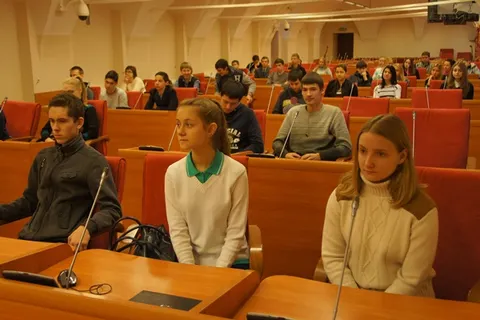 В Ярославской областной Думе состоялась встреча школьников с председателем фракции «Единая Россия»
