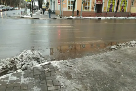 Жители Ярославля тонут в лужах на остановках и переходах: почему