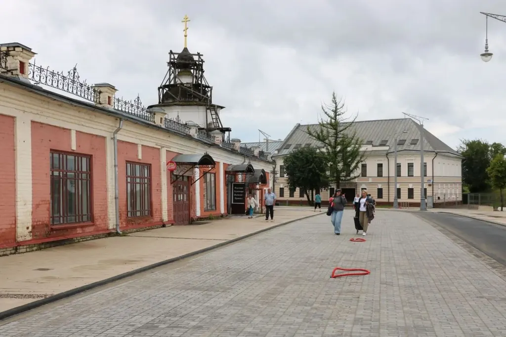 Жители Ростова Великого недовольны машинами в пешеходном центре