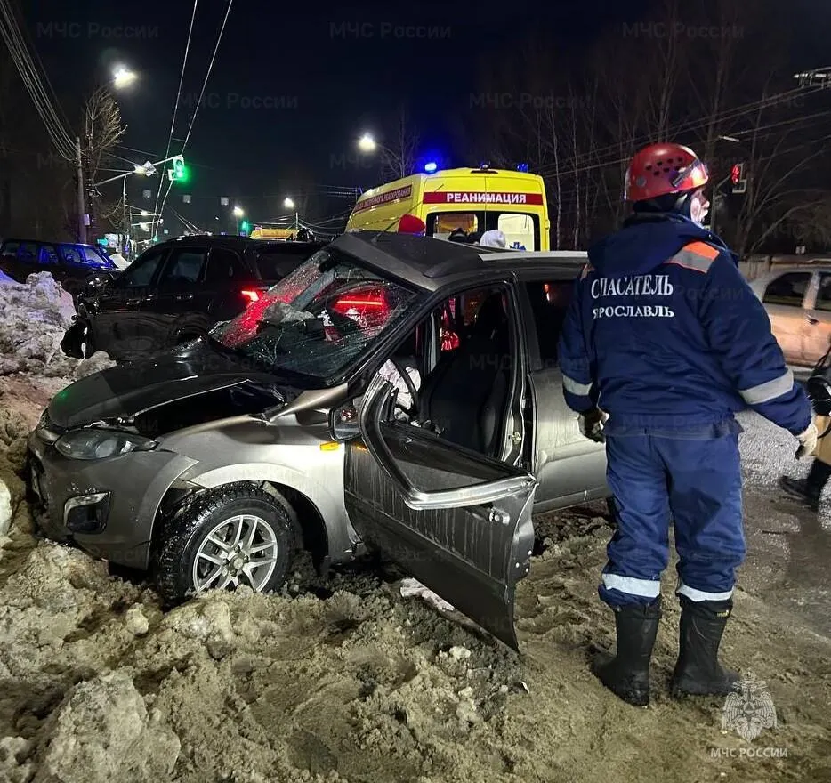 В ДТП двух легковушек в Ярославле пострадали два человека