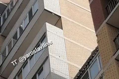 Стена дома в Ярославле рухнула на автомобили