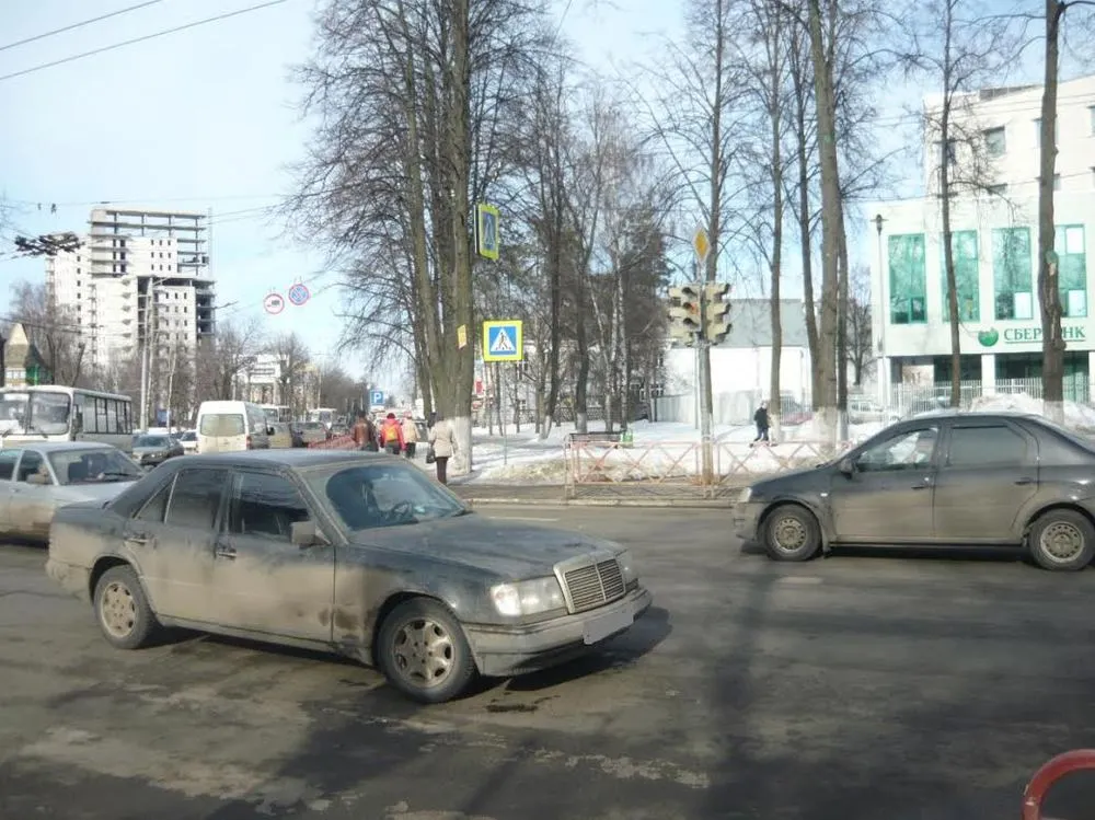 В Ярославле «Мерседес» сбил девушку на регулируемом переходе