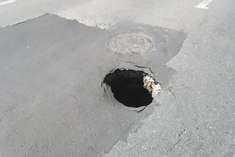 В центре Ярославле на проезжей части опять провалился асфальт